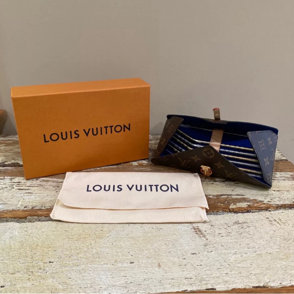 Authentic New Louis Vuitton Monogram Metal STRAW Set w/ LV case & wand G10477